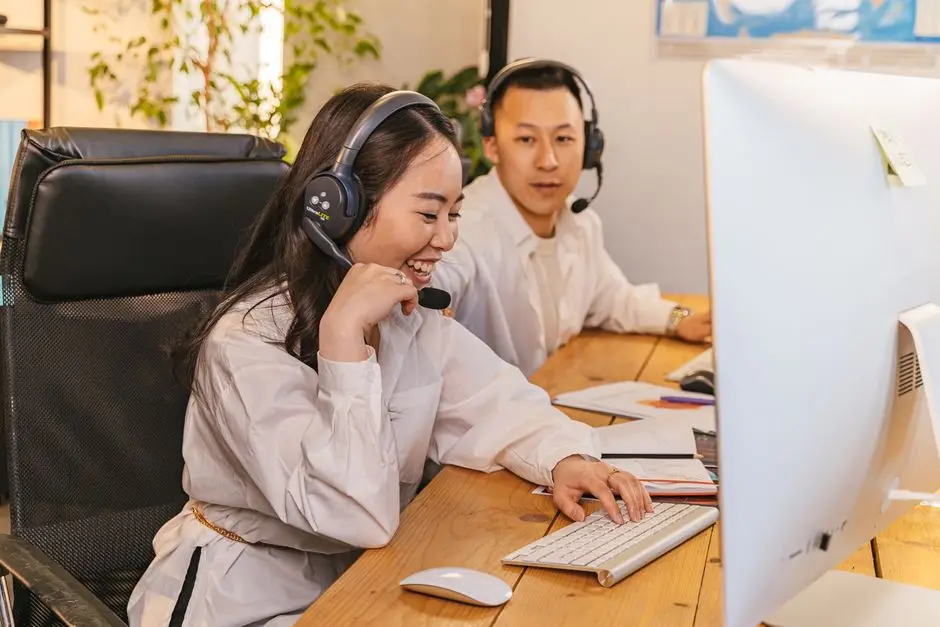 Đại diện bán hàng và nhân viên dịch vụ khách hàng