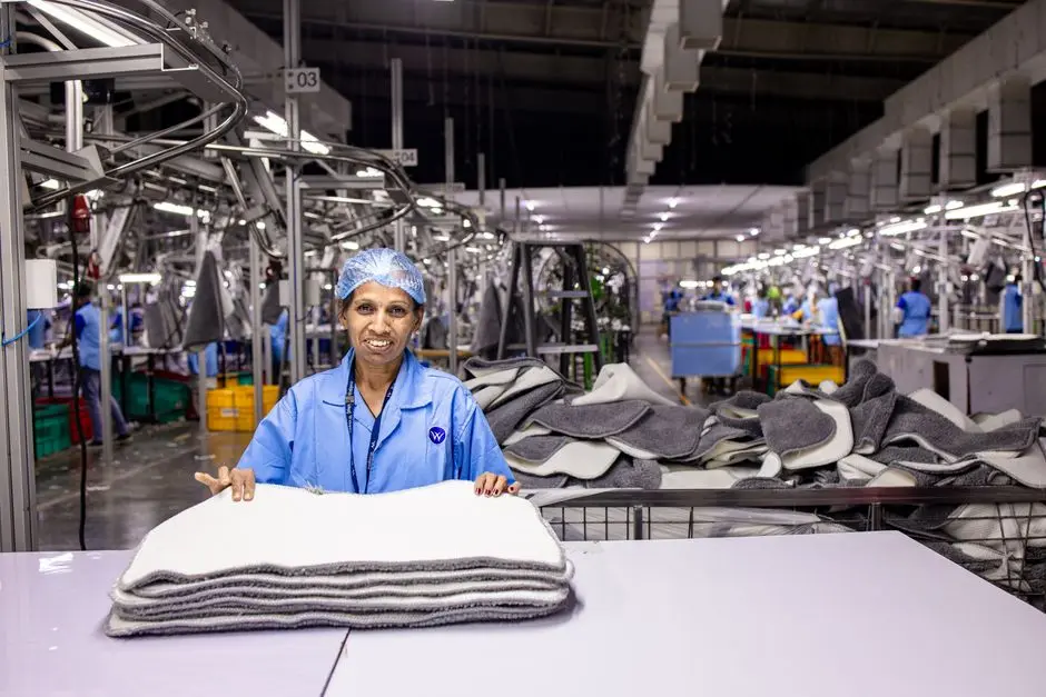 Công nhân vận hành máy và lắp ráp trong sản xuất