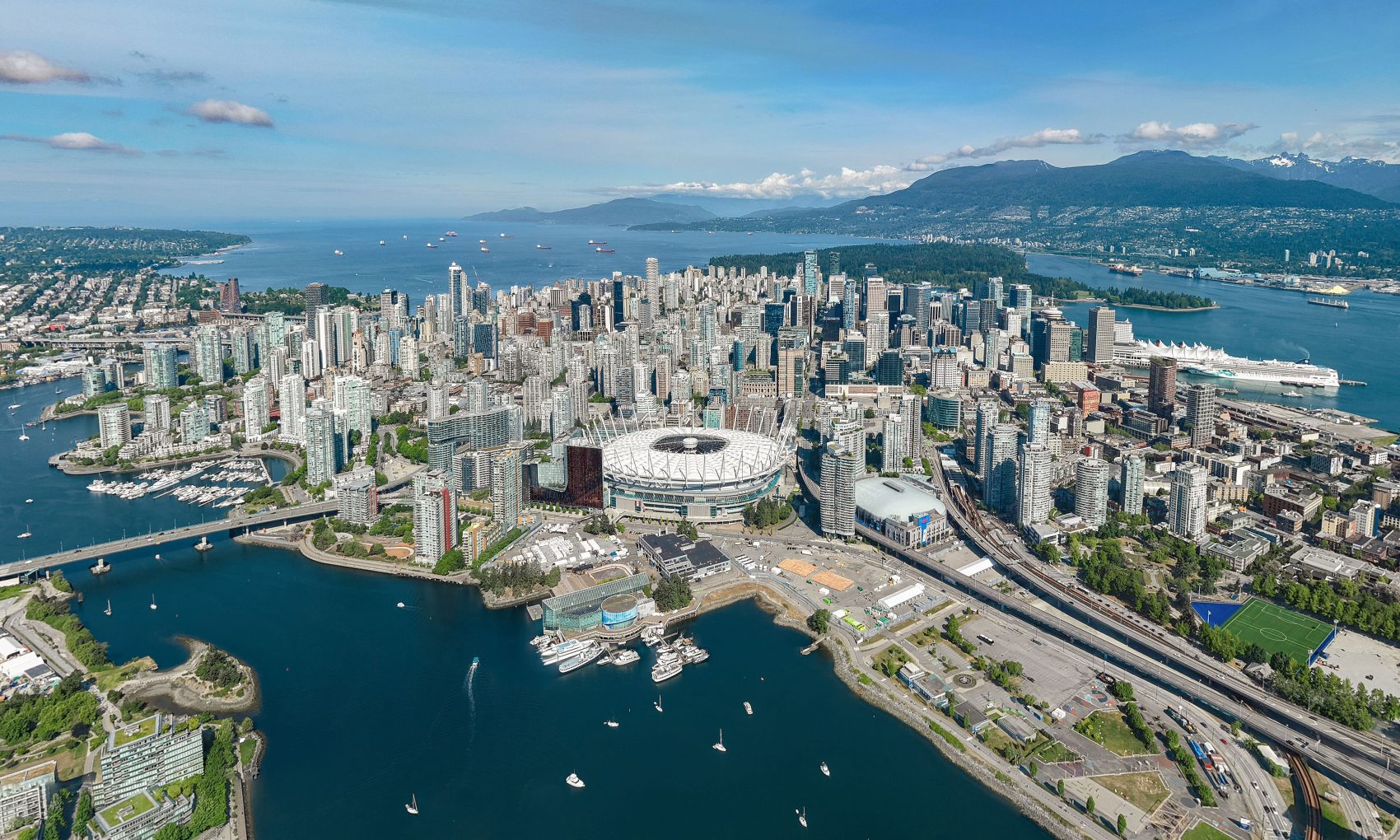 Định cư tay nghề Canada — toàn cảnh trung tâm Vancouver bên vịnh