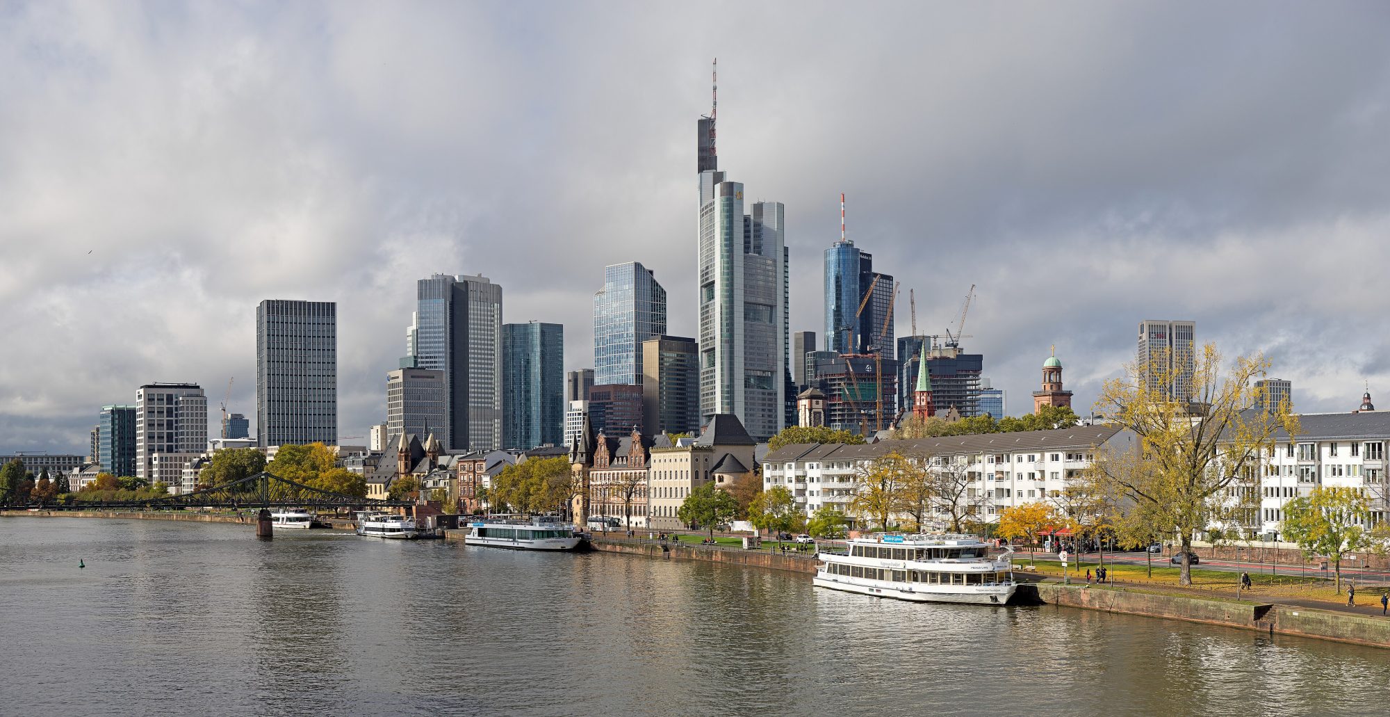 Định cư tay nghề Đức — đường chân trời tài chính Frankfurt bên sông Main