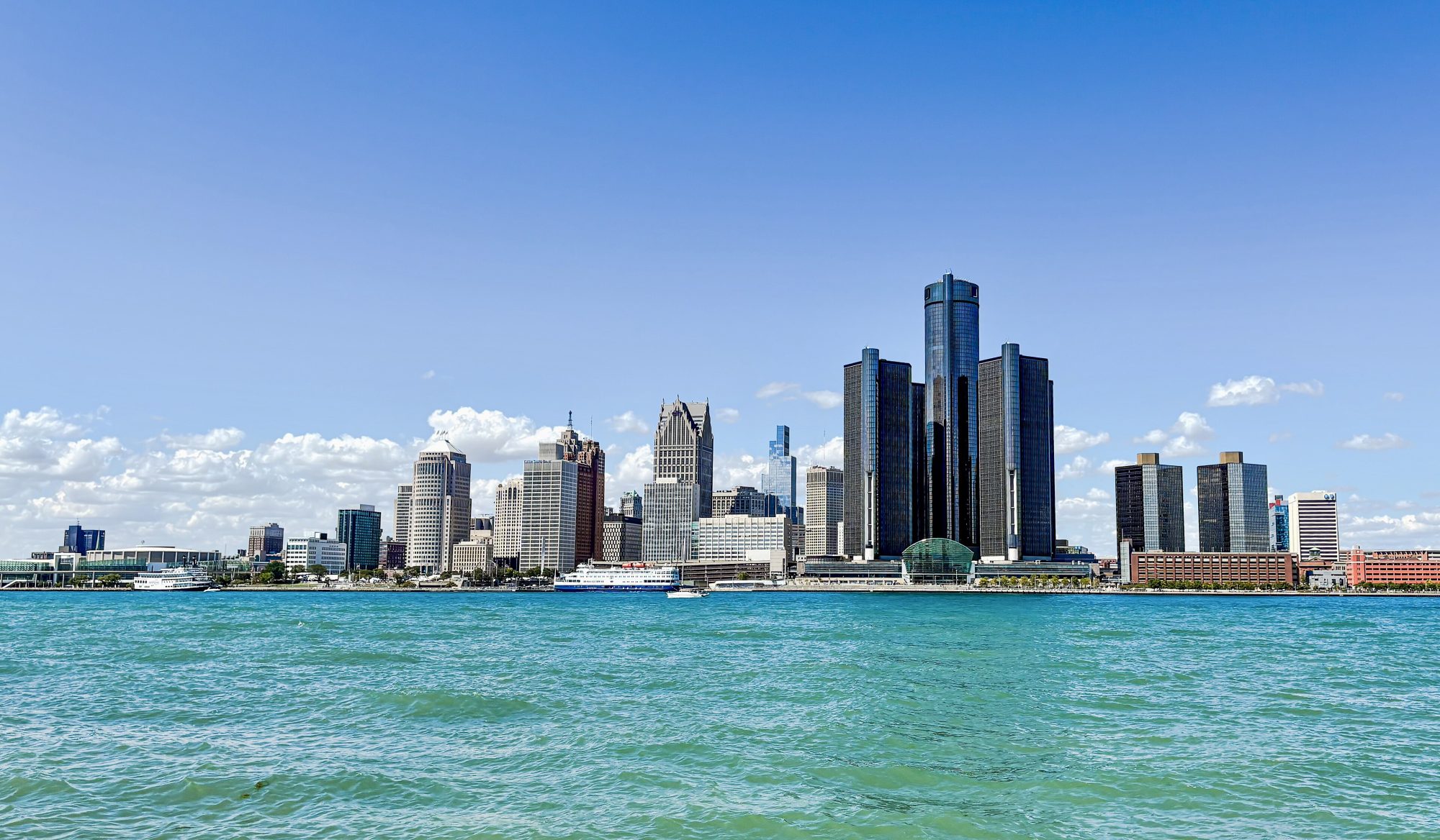 Định cư Mỹ diện EB-3 — đường chân trời Detroit bên sông