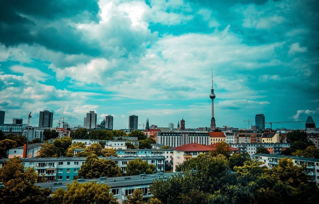 Định cư tay nghề Đức — toàn cảnh Berlin với tháp truyền hình Fernsehturm