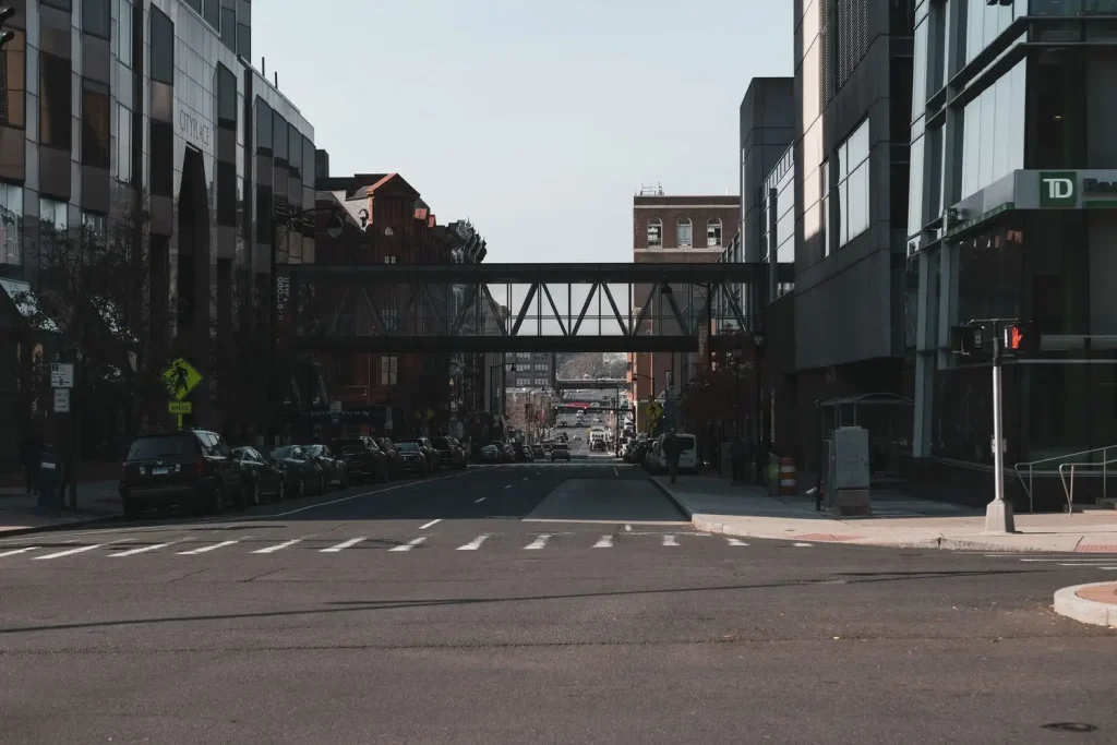 Định cư bang Connecticut: Tài chính và gần New York
