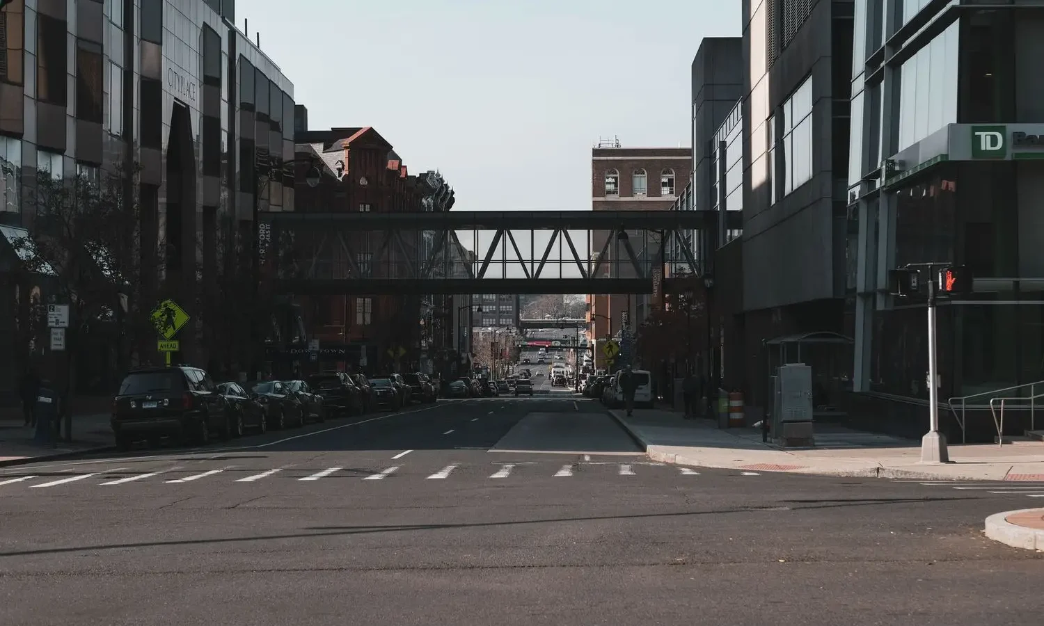 Định cư bang Connecticut: Tài chính và gần New York