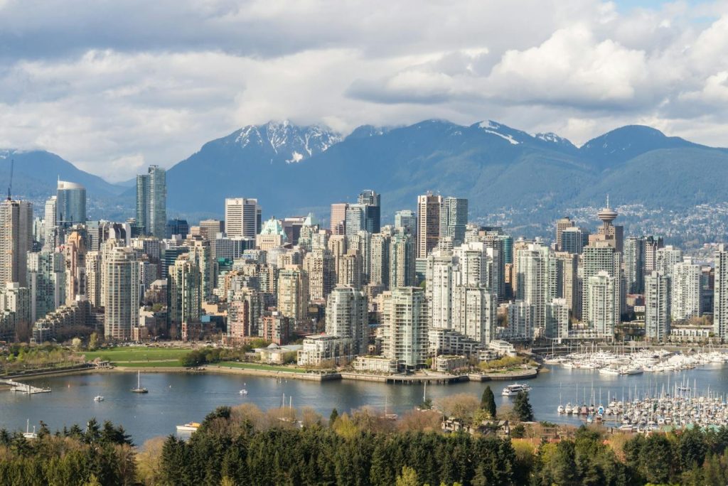 Toàn cảnh thành phố Vancouver bên vịnh và dãy núi — dịch vụ tại Canada của My Second World