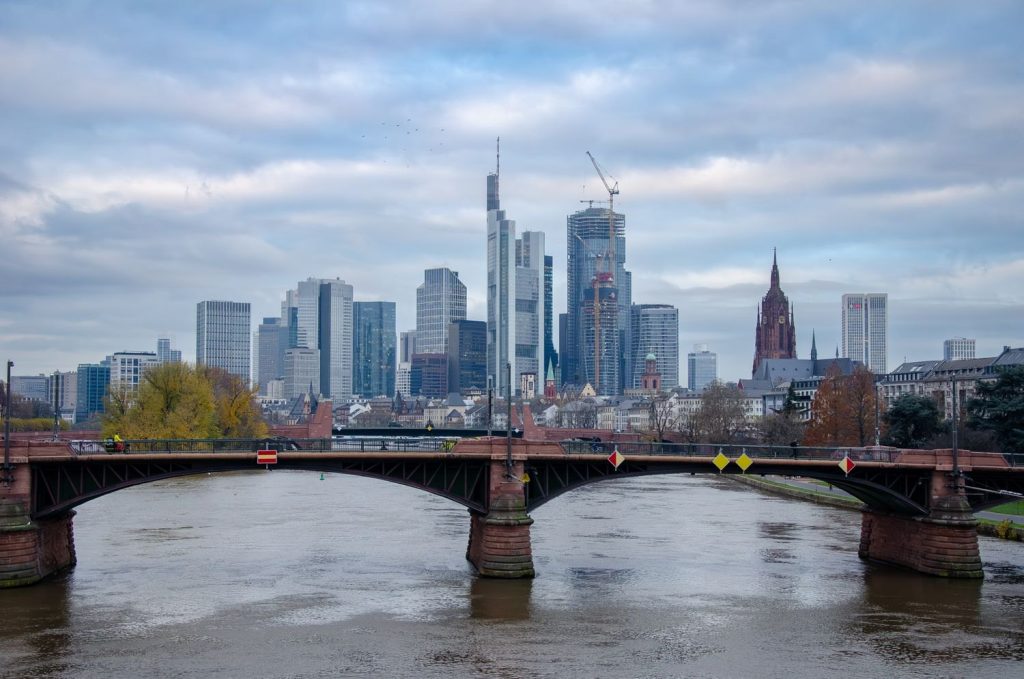 Toàn cảnh skyline Frankfurt bên sông Main — dịch vụ tại Đức của My Second World