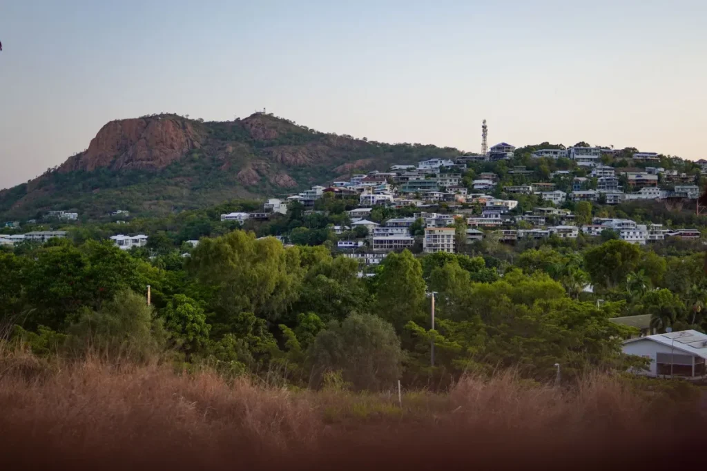 Định cư Townsville: Thành phố biển bắc QLD với quân sự và khai thác
