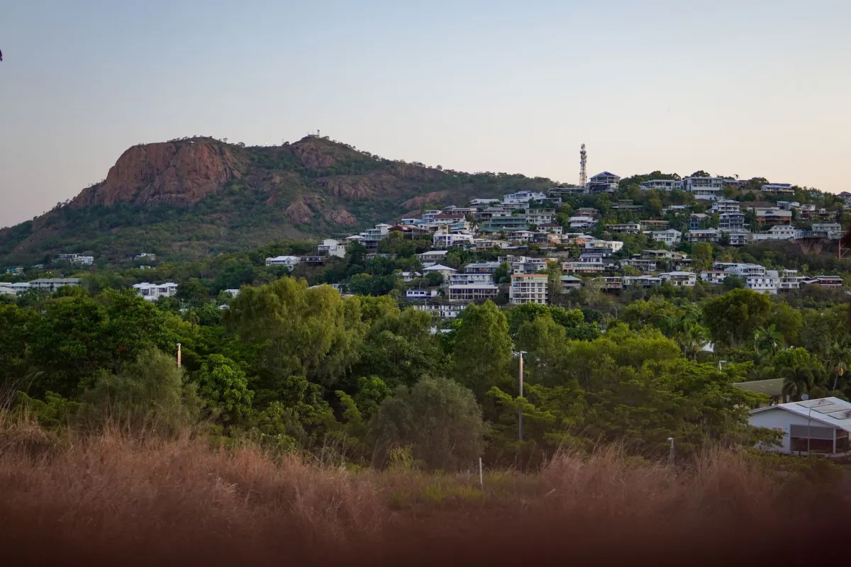 Định cư Townsville: Thành phố biển bắc QLD với quân sự và khai thác