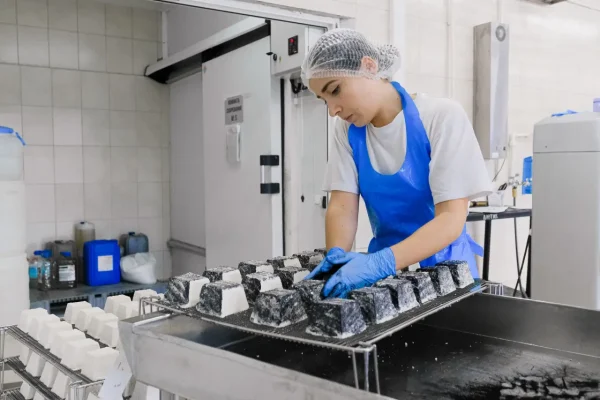 EB-3 nghề dọn phòng khách sạn: Cơ hội cho lao động phổ thông