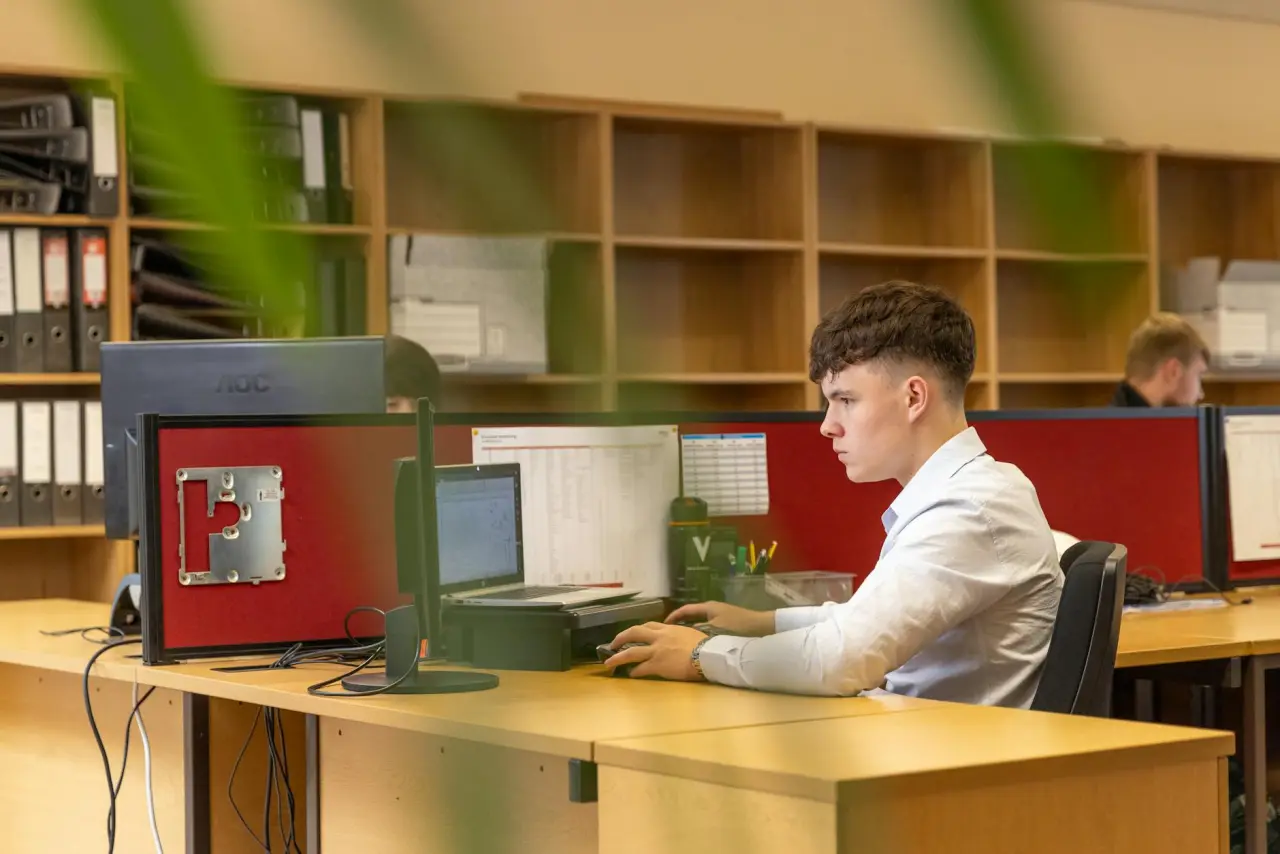 Giấy phép làm việc Canada: Work permit và con đường định cư
