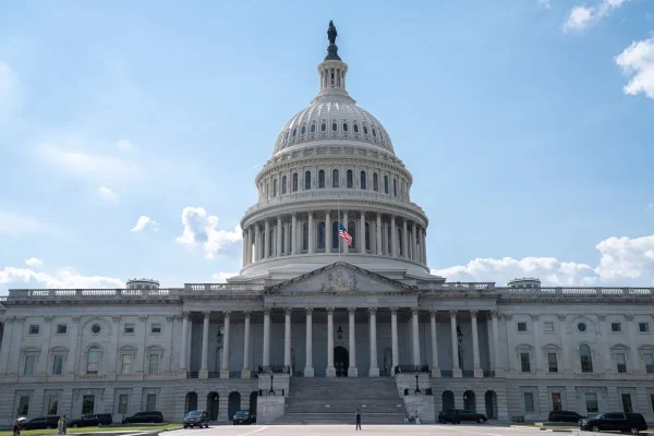 Dignity Act 2025 đề xuất nâng hạn ngạch theo quốc gia cho thẻ xanh việc làm lên 15%